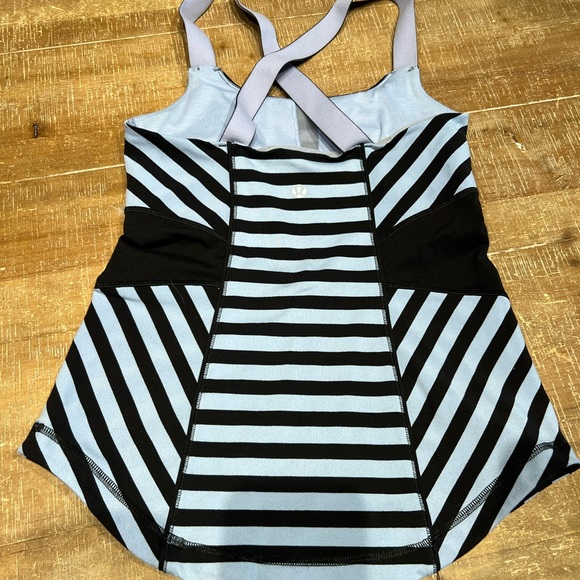🩵 Lululemon Work It Out Tank
Sea Stripe Polar Haze Blue/Black - Picture 4 of 8